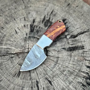 Cuchillo de Caza de Acero de Damasco de Alta Calidad con Mango Ergonómico de Madera para Aventuras al Aire Libre y Uso en Bushcraft - Product Image 5