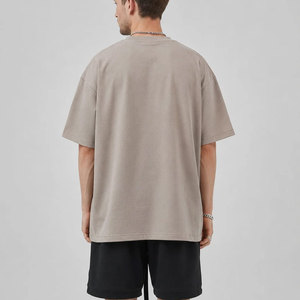 Camiseta de manga corta con hombros caídos y estampado de letras para hombre Trendzo Clothing, al por mayor, estilo urbano, algodón peinado, personalizada, de alto gramaje. - Product Image 3