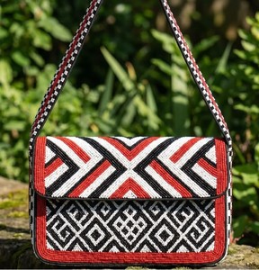 Sac bandoulière perlé à motif géométrique ethnique, brodé de perles de rocaille, sac à main artisanal pour soirée et événement - Product Image 1