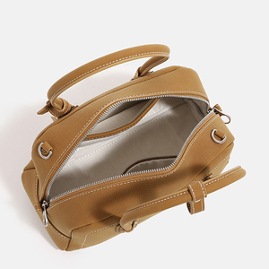 Bolso de hombro clásico para mujer, de PU marrón, con forma de barril, cierre de cremallera, dos asas, para uso diario, con patrón Saffiano. - Product Image 4