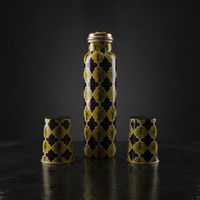 Ensemble de 3 pièces de bouteilles isothermes et tasses en cuivre à motif oriental moderne, écologiques, pour la cuisine, en provenance d'Inde