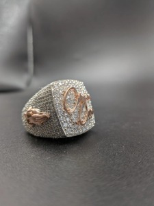 Anillo de Hip Hop Personalizado con Moissanita, Plata 925, Bañado en Oro Rosa de 14K, Anillo con Diamantes Cultivados en Laboratorio con Claridad VVS - Product Image 2