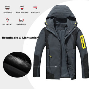 Veste de sport imperméable à capuche noire pour homme avec logo jaune, coupe classique, en polyester, pour l'automne - Product Image 3