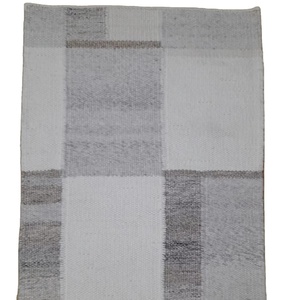 Tapis Kilim en coton artisanal minimaliste avec motif bloqué subtil pour salon ou chambre à coucher - Product Image 1