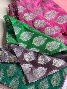 Tissu brocart floral en jacquard tissé violet et or métallisé, poids moyen, pour textile de maison - Product Image 3
