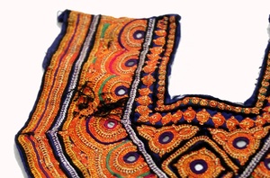 Beau empiècement de cou vintage indien brodé fait à la main - Product Image 4