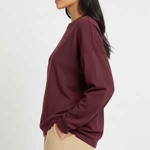 T-shirt femme luxe surdimensionné 220 GSM, manches longues, épaules tombantes, style hip hop, logo imprimé DTF personnalisé, streetwear. - Product Image 4