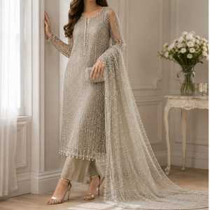 Ensemble de costume pakistanais en tulle orné de perles et de cristaux pour femmes – Salwar Kameez de créateur pour les occasions spéciales avec Kurta richement brodée à la main - Product Image 5
