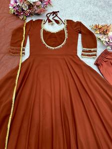 ชุดเดรสยาวแบบ Anarkali สีน้ำตาล ปักลายบนผ้าเรยอน พร้อมผ้าคลุมไหล่ ชุดประจำชาติอินเดีย-ปากีสถานสำหรับผู้หญิง - Product Image 6