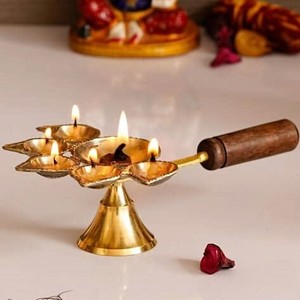 Diya Decorativa de Latón para Festivales, Decoración del Hogar y Templos, Lámpara de Aceite Tradicional Hecha a Mano, Artículo de Regalo, Venta al por Mayor en India - Product Image 3