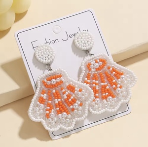 Nouveautés : Boucles d'oreilles clous classiques unisexe, faites main, en perles de rocaille, motif chapeau rose, couleur bleu poisson et blanc, pour enseignant(e)s et mariages - Product Image 5