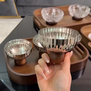 Elegante Juego de Tres Tazones de Metal Plateado Acanalado con Bases Esféricas de Madera, Perfecto para Decoración de Mesa Moderna y Servicio de Alimentos - Product Image 3