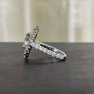 แหวนแต่งงานผู้หญิงทรงวงรีประดับเพชรโมอิสซาไนต์ ชุบทองคำขาว 14K เงินสเตอร์ลิง - Product Image 4
