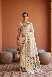 Sari en soie crème avec motifs floraux et de paon, tissage Meenakari, tenue de mariage indienne traditionnelle pour femmes - Product Image 3