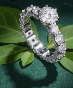 แหวนหมั้นโรแมนติกประดับเพชรโมอิสซาไนต์ทรงบริลเลียนต์คลาสสิกจาก AMBER JEWELS รับรองโดย IGI ชุบโรเดียม เงินแท้ 925 ประดับแบบ Pave Setting - Product Image 4