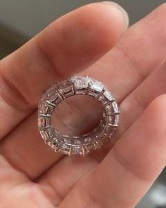 Anillo de compromiso geométrico de lujo para mujer, chapado en oro de 18 quilates, plata 925, moissanita, corte baguette, engaste de canal, banda de eternidad - Product Image 4
