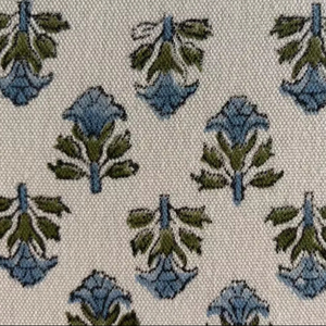 Tela de Algodón Estampada a Mano con Diseño Floral Azul y Verde Oliva sobre Base Natural |   Estampado Tradicional Indio con Pequeños Motivos - Product Image 2