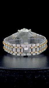 Reloj cronógrafo premium de oro bicolor, completamente cubierto de diamantes moissanite VVS1, funciona con batería, reloj de lujo con incrustaciones de diamantes. - Product Image 3
