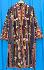 Manteau long en velours gris ardoise fait main sur mesure, avec des motifs floraux marron et blanc et une bordure géométrique - Product Image 4