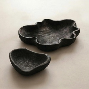 Elegante Plato de Madera Negra para Servir Bocadillos, Frutos Secos y Aperitivos, Presentación de Alimentos con Estilo y Uso en Restaurantes, de la India - Product Image 1