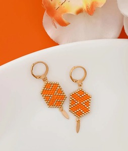 Pendientes de cuentas hechos a mano, diseño geométrico naranja, joyería de moda de metal en tono dorado, detalle exquisito - Product Image 6