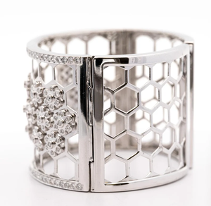 Brazalete Moderno Bañado en Rodio con Patrón Hexagonal e Incrustaciones de Cristales de Imitación para Joyería de Fiesta para Mujer - Product Image 1