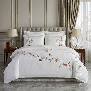 Parure de lit en coton brodé motif floral, qualité hôtelière de luxe, housse de couette blanche douce et taies d'oreiller - Product Image 1