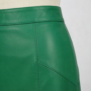 Jupe trapèze en similicuir pour femme, taille haute, longueur genou, verte unie, design minimaliste, ourlet perforé - Product Image 5