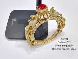กำไลข้อมือดีไซน์เนอร์ 00794 รุ่น Peacock Kada ชุบทอง ประดับพลอยสีม่วงรูปไข่ ดีไซน์เพชร CZ เหมือนเพชรแท้ เครื่องประดับแฟชั่นสำหรับผู้หญิง - Product Image 2