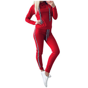 Survêtement décontracté pour femme, rouge, col rond, design 2-en-1, anti-plis, en polaire polyester/nylon, manches longues, imprimé lettres, avec détails latéraux - Product Image 1