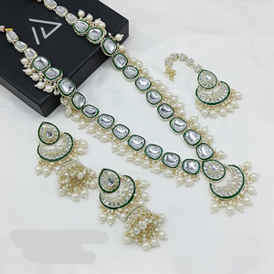Ensemble de collier long plaqué or, Maang Tikka, boucles d'oreilles, bijoux de mariée en cristal et strass pour femmes |   Ensemble de mariage indien traditionnel - Product Image 3