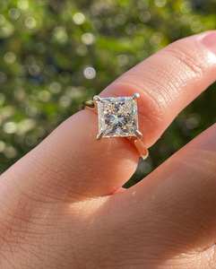 Anillo de Compromiso con Diamante Cultivado en Laboratorio de Corte Princesa Brillante de 2.0 Ct, Oro Amarillo de 14K, Joyería Clásica Solitaria, Regalo de Aniversario para Ella - Product Image 1