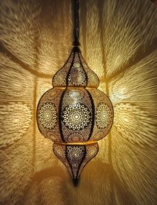 Lanterne suspendue en fer marocain vintage dorée |   Lustre suspendu artisanal écologique pour la décoration de la maison |   Antique - Product Image 1
