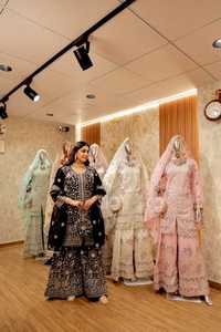 Ensemble élégant Gharara: Georgette étoile avec broderie avant et arrière, pierres Zarkan, Dupatta, sac à main et Jutti assorti - Product Image 4