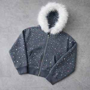 Sudadera con capucha de piel sintética retro, extragrande, negra, con bordado personalizado, estampado multicolor y pedrería, estilo streetwear, con cremallera. - Product Image 1