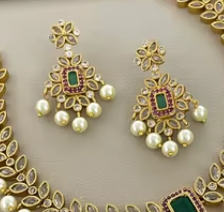 Ensemble de collier finition or de haute qualité avec perle blanche et émeraude Ethnique et vêtements de mariée Ensemble de bijoux de mariage de créateur - Product Image 2