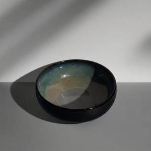 Bol de service en céramique artisanale avec glaçure olive, design discret, finition lisse, durable, sans danger pour les aliments, élégant, indispensable pour la cuisine - Product Image 5