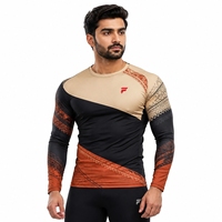 Rashguard confortable pour homme, doté d'un tissu extensible, d'un ajustement sûr et d'une liberté de mouvement totale pour l'entraînement et les sports.