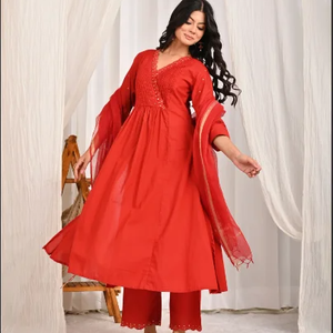 ชุดคุร์ตะทรงเอไลน์สีแดงแบบพินทัค พร้อมผ้าคลุมไหล่โคตาโดริยา - Product Image 1