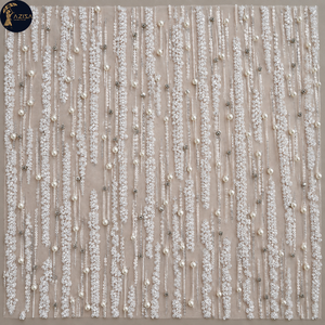 Tissu de robe orné de perles et de paillettes, avec des traînées verticales irrégulières et des détails en maille transparente |   Robe de mariée, tenue de soirée, textile fin - Product Image 2