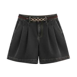 Shorts de Mezclilla Azul Deslavado de Cintura Alta con Dobladillo Deshilachado, Corte Ajustado, Prenda de Verano Moderna para Mujer - Product Image 5