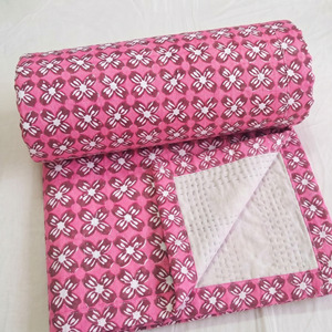 Cubrecama Acolchado Estampado Rosa con Diseño Floral, Decoración Moderna para el Hogar, Reversible para Todas las Estaciones, Hecho a Mano - Product Image 3