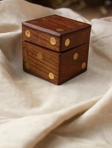 Ensemble de dés en bois personnalisés et gravés, très demandés, multifonctionnels pour jeux de société, disponibles - Product Image 5