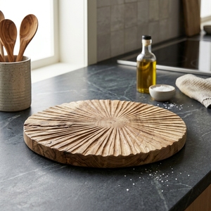 Tabla de cortar redonda de teca texturizada, bloque de preparación de madera tallado y acanalado, bandeja decorativa artesanal para charcutería - Product Image 2