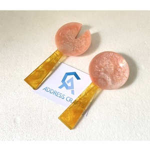 Prix abordable : Cuillères à salade en résine bicolore à motif tourbillonnant unique, ustensiles de cuisine faits à la main en résine - Product Image 1