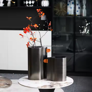 Florero moderno de metal negro de estilo nórdico, florero de cuero para la decoración del hogar y el uso de bodas por Azora Industries - Product Image 6