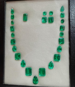 Pierre précieuse en émeraude verte riche certifiée IGI à 100 %, de forme octogonale, pour la création de bagues, boucles d'oreilles et bijoux fins. - Product Image 2