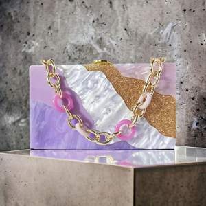 Pochette de soirée élégante en résine durable pour femme, avec un look chic pour les occasions spéciales - Product Image 6