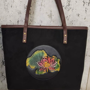 Sac fourre-tout en daim vegan de qualité supérieure avec embossage de lotus peint à la main - Product Image 1