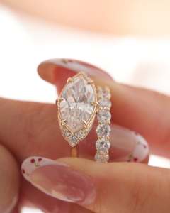 Anillo de Compromiso y Boda de Oro Sólido de 14K con Diamante Cultivado en Laboratorio de 3CT Corte Marquesa y Halo Oculto - Product Image 5